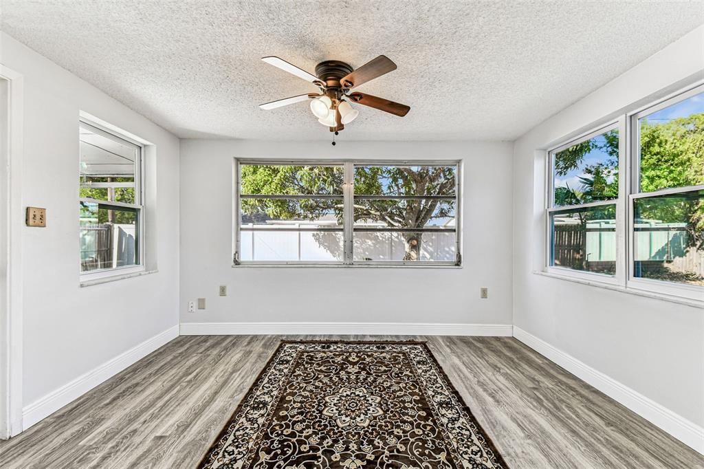 For Sale: $214,900 (2 beds, 1 baths, 972 Square Feet)