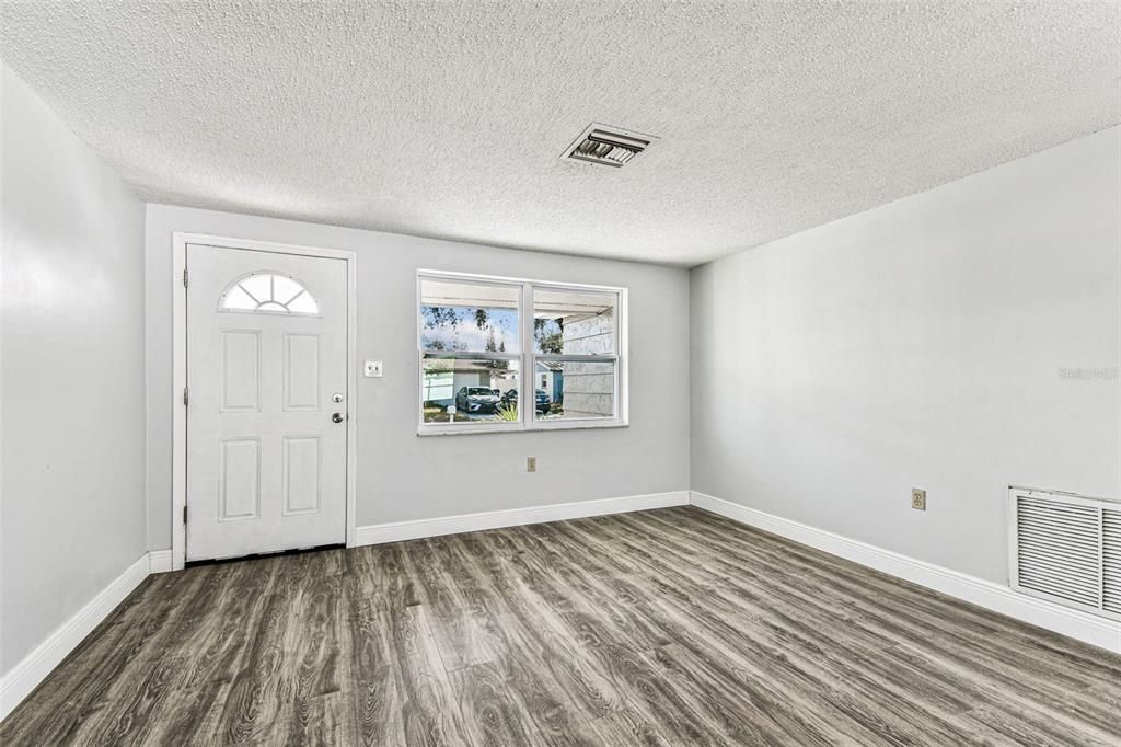 For Sale: $214,900 (2 beds, 1 baths, 972 Square Feet)