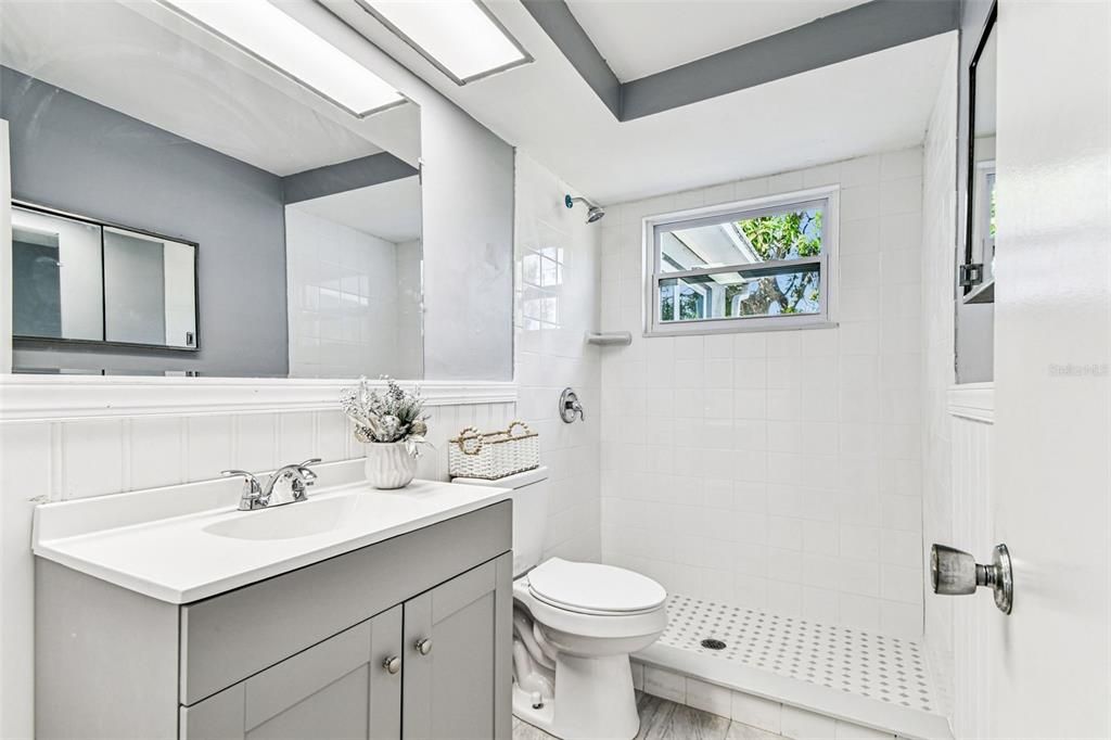 For Sale: $214,900 (2 beds, 1 baths, 972 Square Feet)