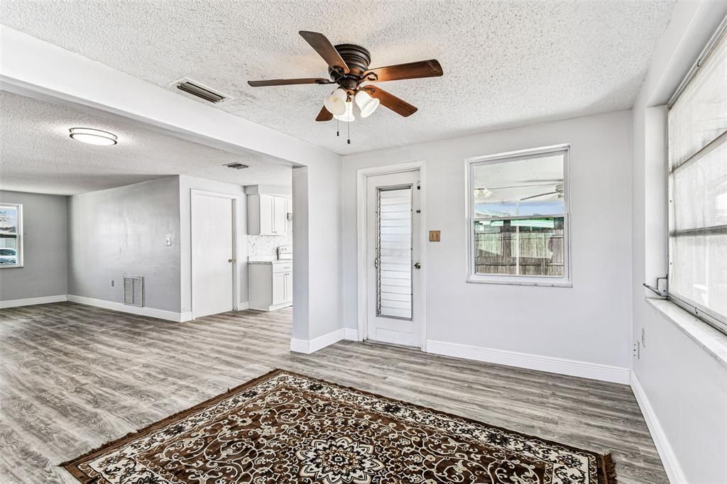 For Sale: $214,900 (2 beds, 1 baths, 972 Square Feet)