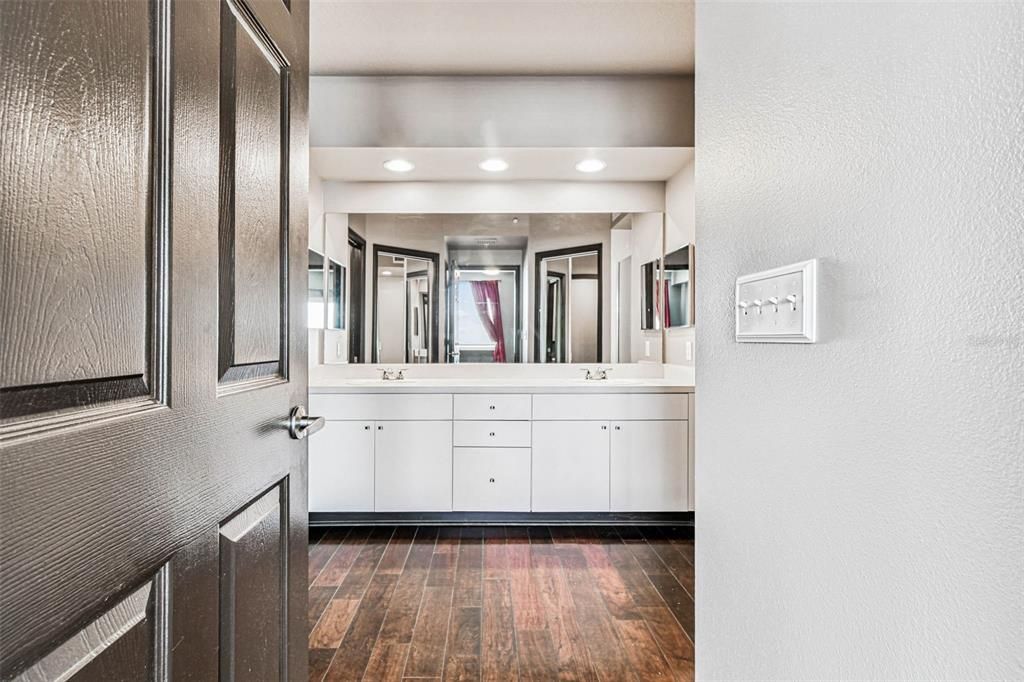 For Sale: $320,000 (2 beds, 2 baths, 1320 Square Feet)