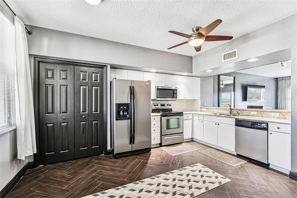 For Sale: $320,000 (2 beds, 2 baths, 1320 Square Feet)