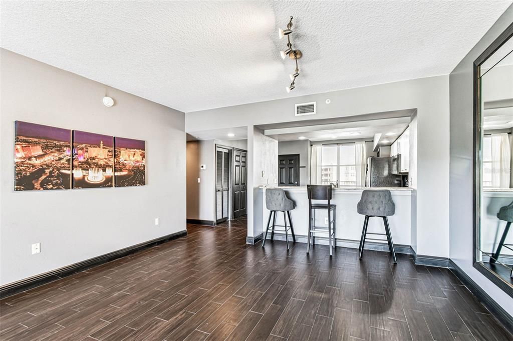 For Sale: $320,000 (2 beds, 2 baths, 1320 Square Feet)