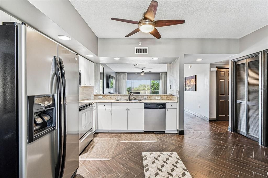 For Sale: $320,000 (2 beds, 2 baths, 1320 Square Feet)