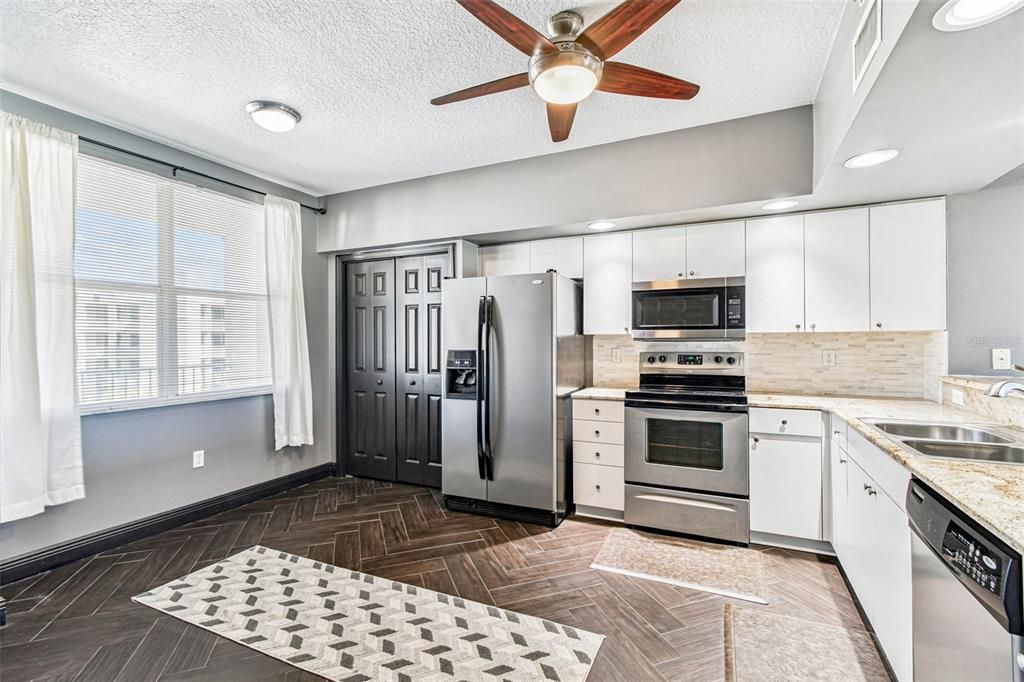 For Sale: $320,000 (2 beds, 2 baths, 1320 Square Feet)