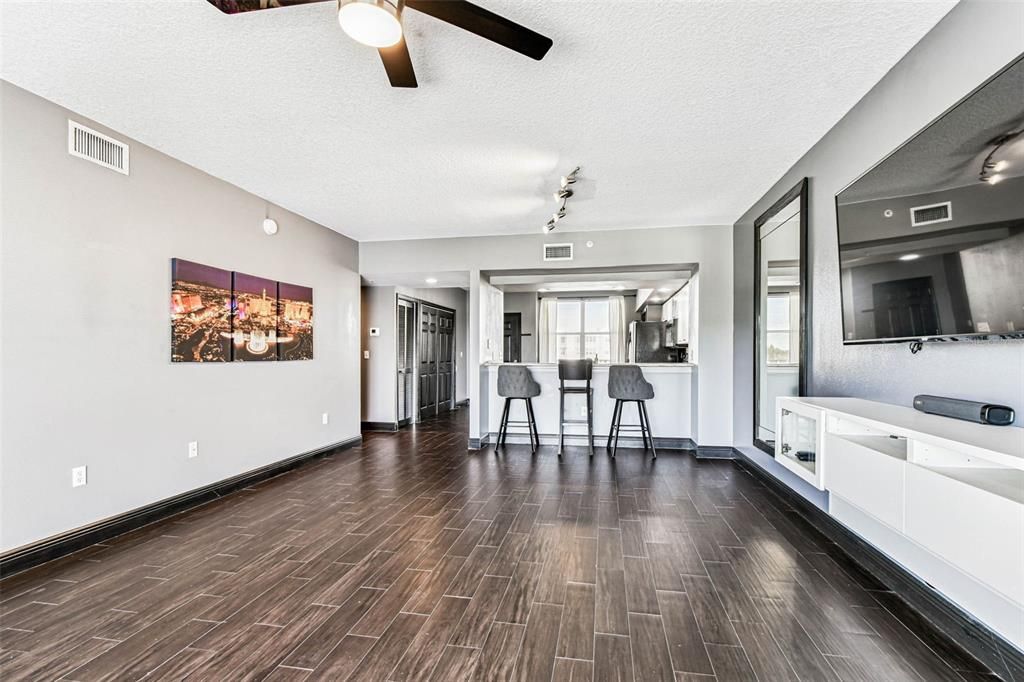 For Sale: $320,000 (2 beds, 2 baths, 1320 Square Feet)