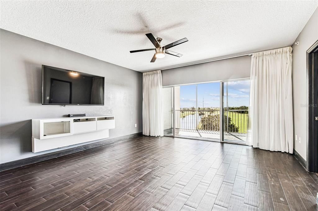 For Sale: $320,000 (2 beds, 2 baths, 1320 Square Feet)