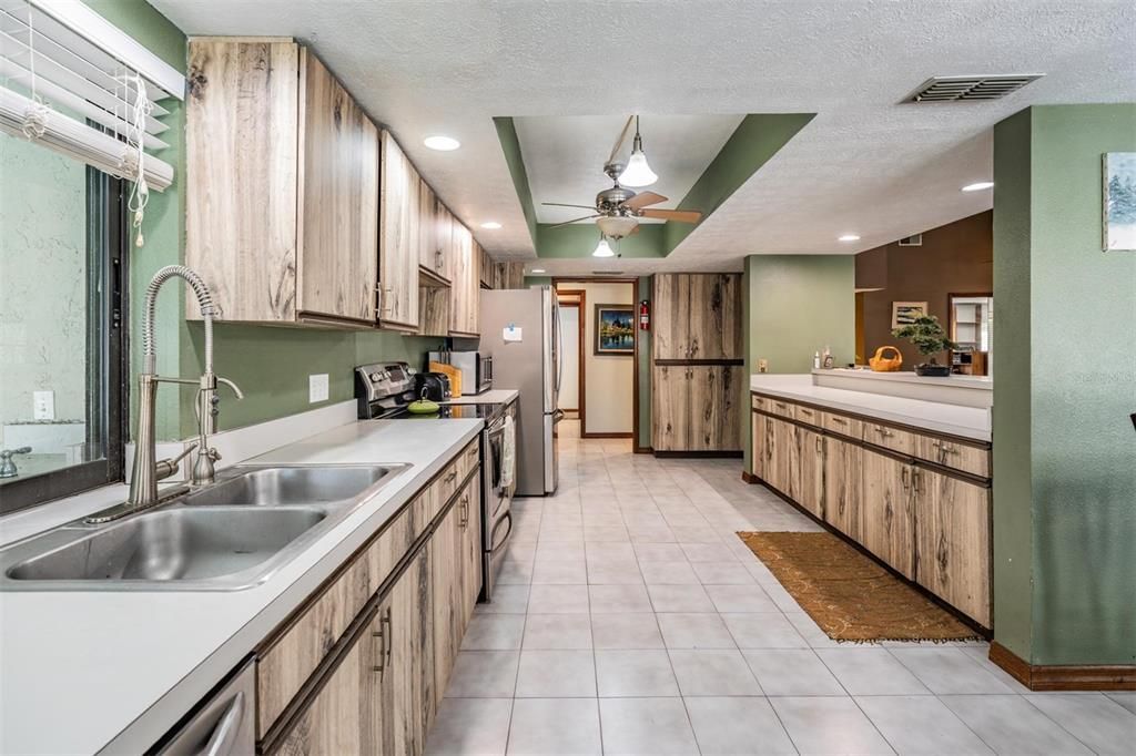 For Sale: $740,000 (5 beds, 5 baths, 4204 Square Feet)