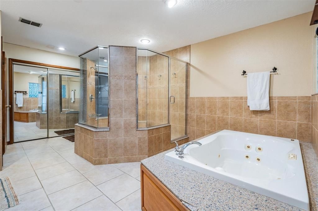 For Sale: $740,000 (5 beds, 5 baths, 4204 Square Feet)