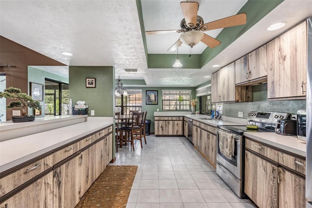 For Sale: $740,000 (5 beds, 5 baths, 4204 Square Feet)