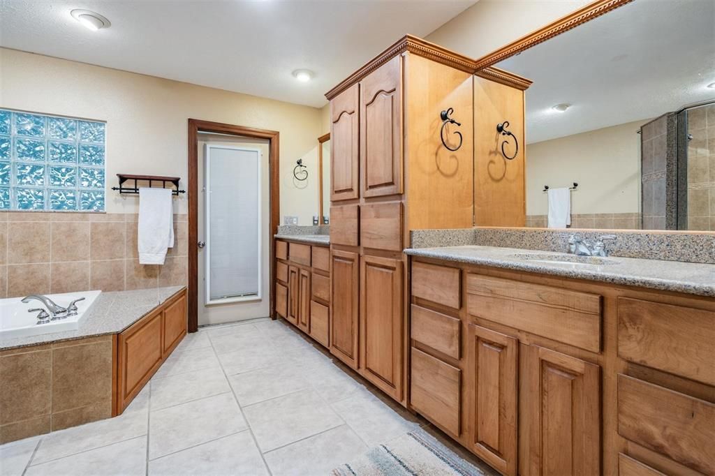 For Sale: $740,000 (5 beds, 5 baths, 4204 Square Feet)