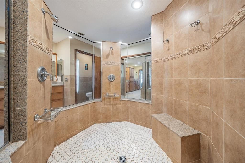 For Sale: $740,000 (5 beds, 5 baths, 4204 Square Feet)