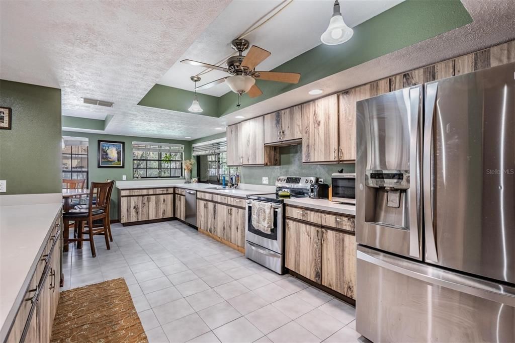 For Sale: $740,000 (5 beds, 5 baths, 4204 Square Feet)