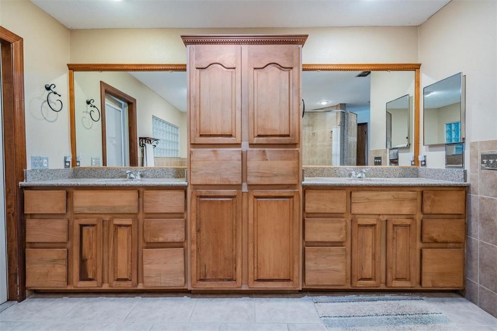 For Sale: $740,000 (5 beds, 5 baths, 4204 Square Feet)