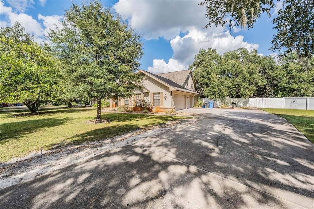 For Sale: $740,000 (5 beds, 5 baths, 4204 Square Feet)