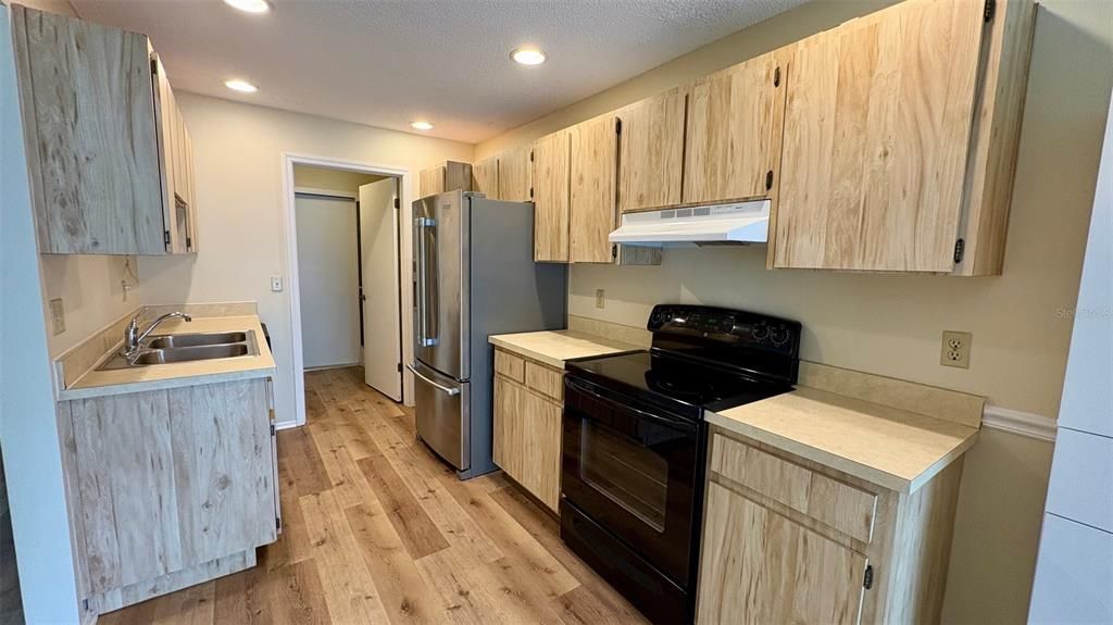 Active With Contract: $149,000 (2 beds, 2 baths, 1211 Square Feet)