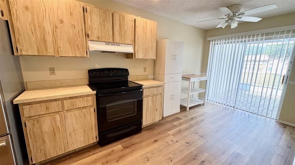 Active With Contract: $149,000 (2 beds, 2 baths, 1211 Square Feet)