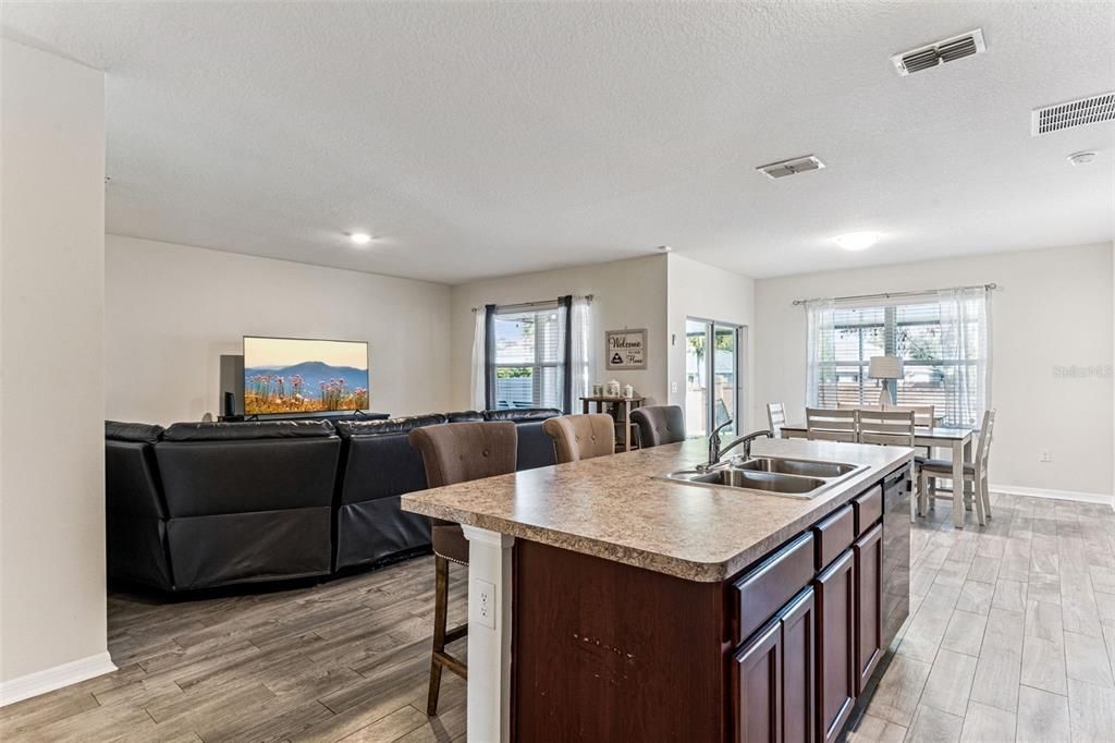 Под контрактом: $374,500 (3 спален, 2 ванн, 1695 Квадратных фут)