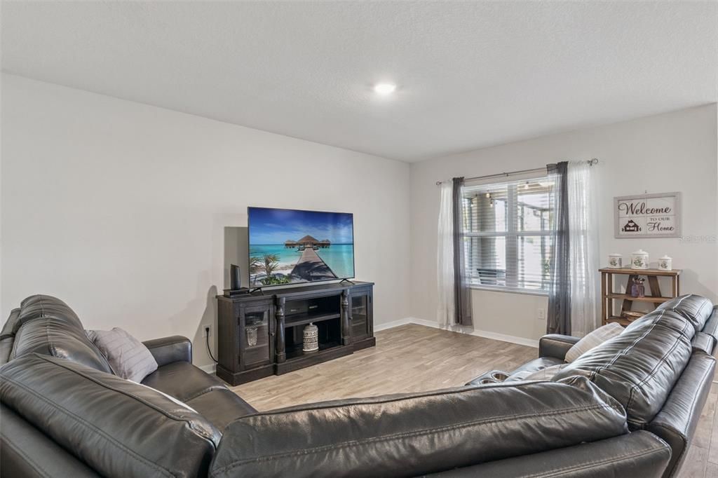 Под контрактом: $374,500 (3 спален, 2 ванн, 1695 Квадратных фут)