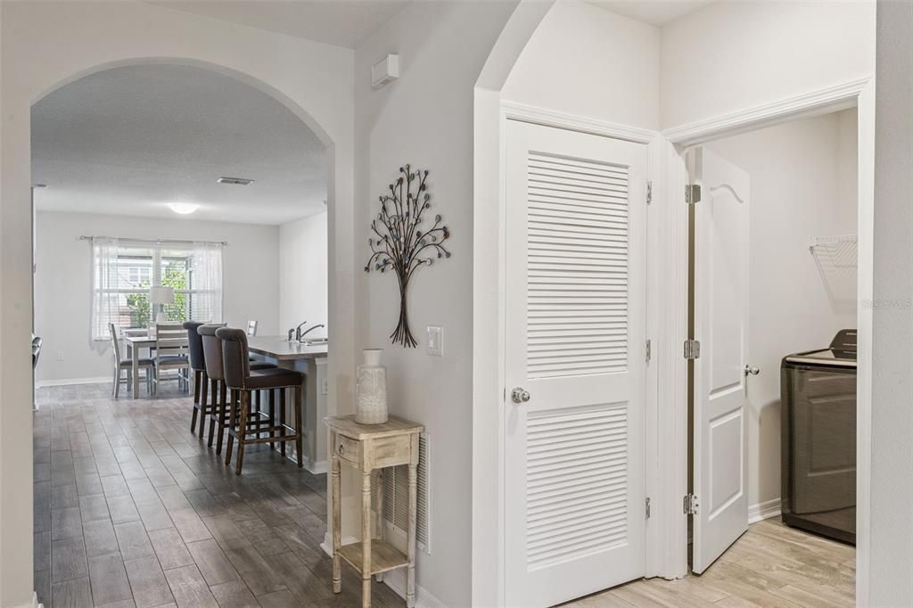 Под контрактом: $374,500 (3 спален, 2 ванн, 1695 Квадратных фут)