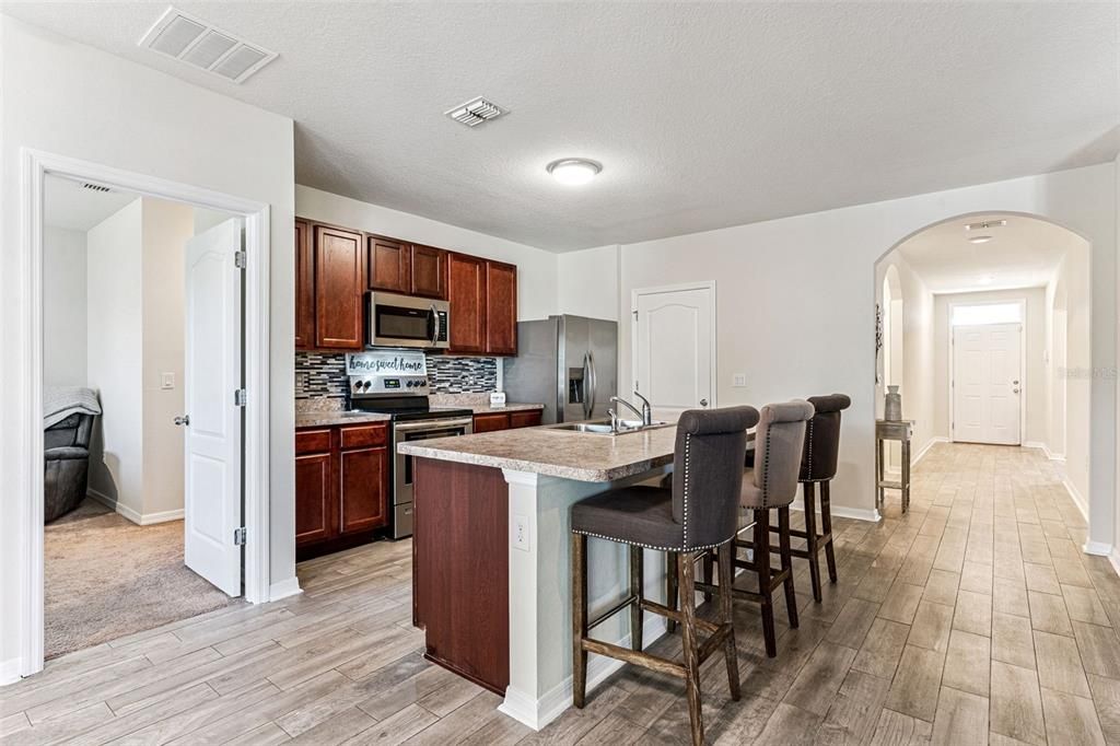 Под контрактом: $374,500 (3 спален, 2 ванн, 1695 Квадратных фут)