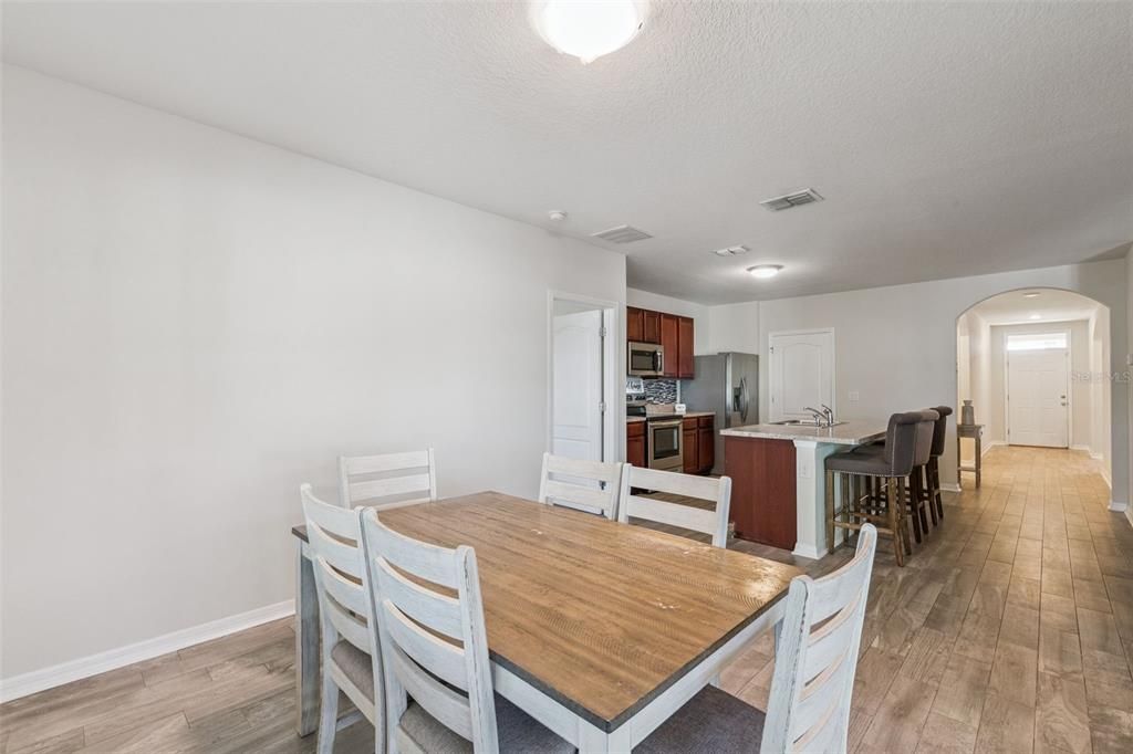 Под контрактом: $374,500 (3 спален, 2 ванн, 1695 Квадратных фут)