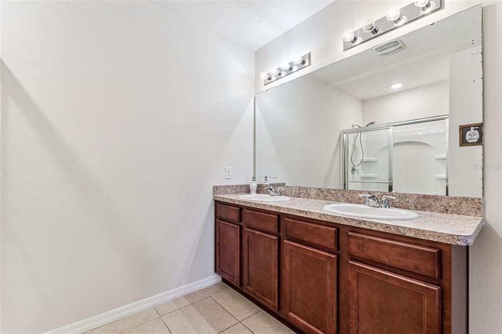 Под контрактом: $374,500 (3 спален, 2 ванн, 1695 Квадратных фут)