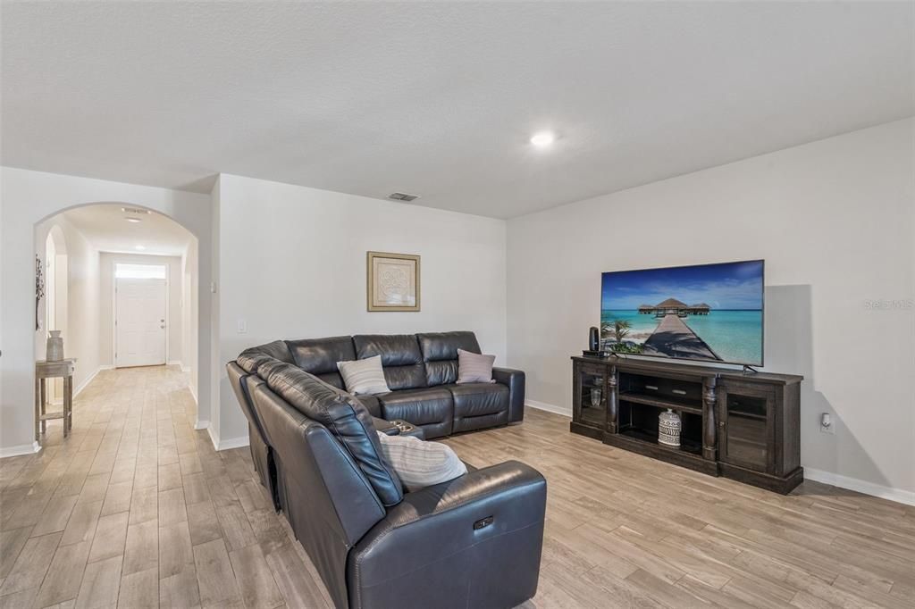 Под контрактом: $374,500 (3 спален, 2 ванн, 1695 Квадратных фут)