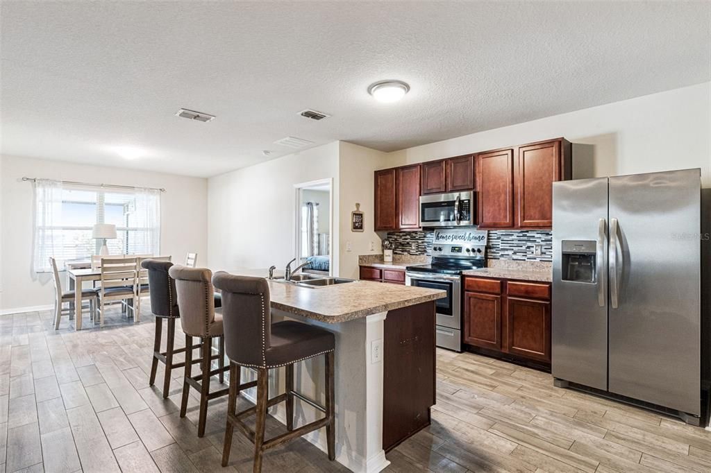 Под контрактом: $374,500 (3 спален, 2 ванн, 1695 Квадратных фут)