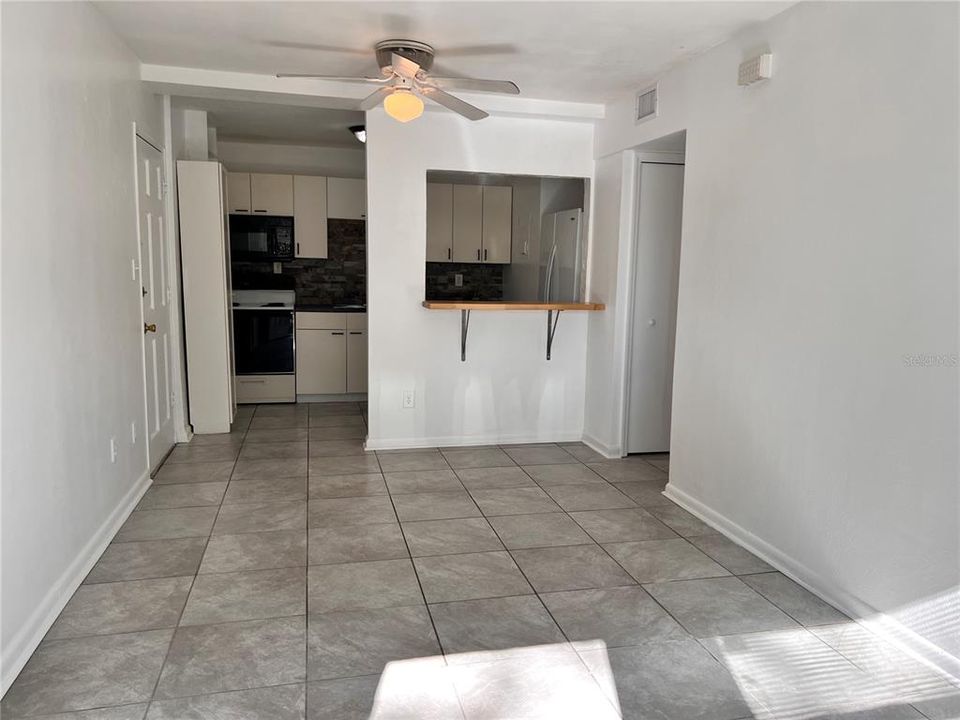 Active With Contract: $1,450 (2 beds, 1 baths, 750 Square Feet)