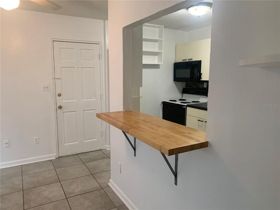 Active With Contract: $1,450 (2 beds, 1 baths, 750 Square Feet)