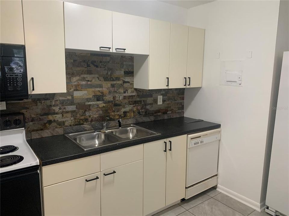 Active With Contract: $1,450 (2 beds, 1 baths, 750 Square Feet)