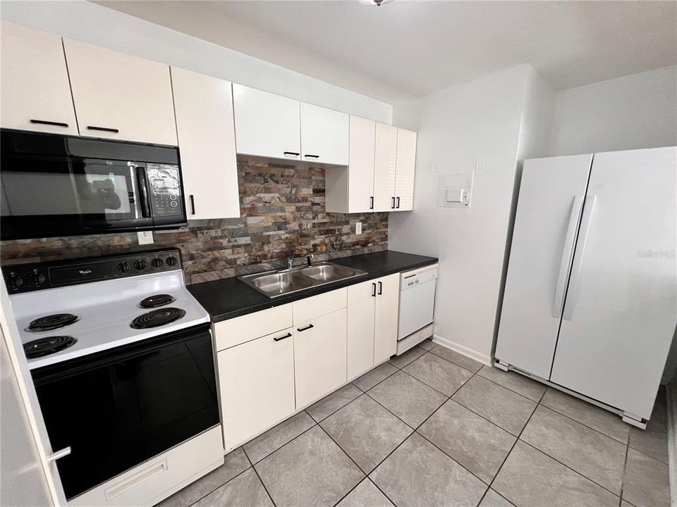 Active With Contract: $1,450 (2 beds, 1 baths, 750 Square Feet)