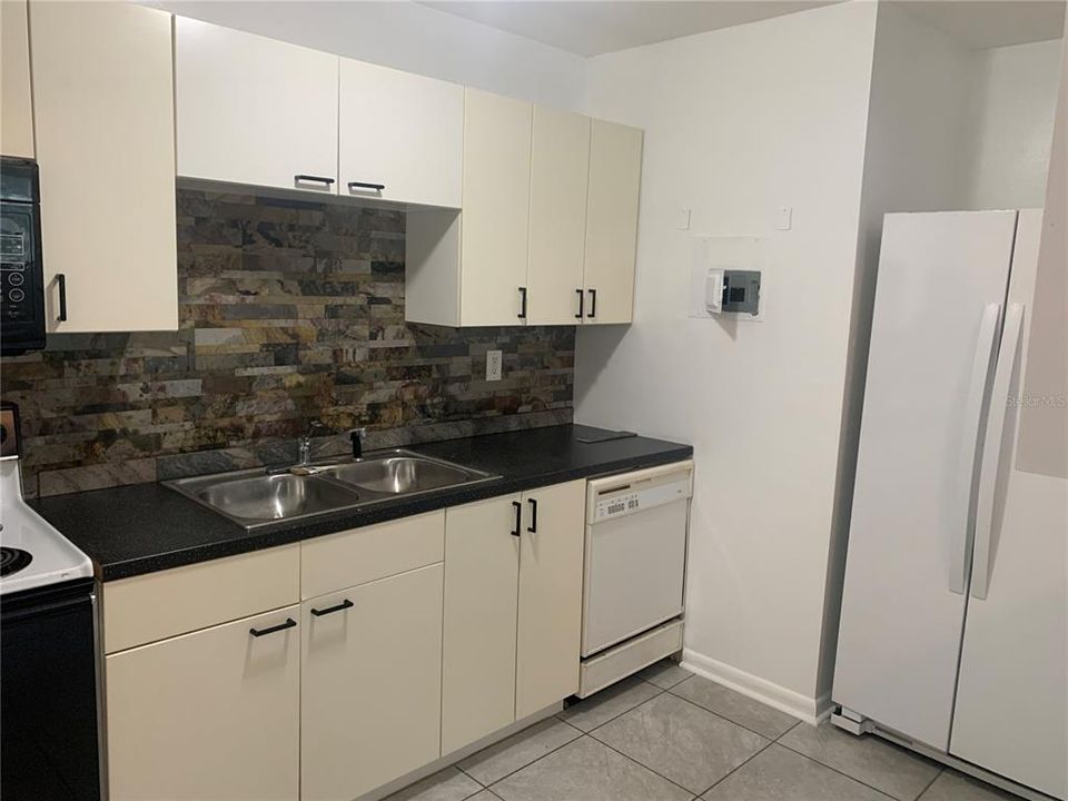 Active With Contract: $1,450 (2 beds, 1 baths, 750 Square Feet)