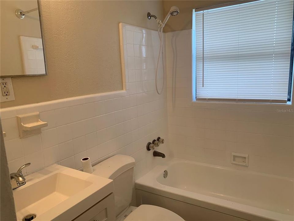 Active With Contract: $1,450 (2 beds, 1 baths, 750 Square Feet)