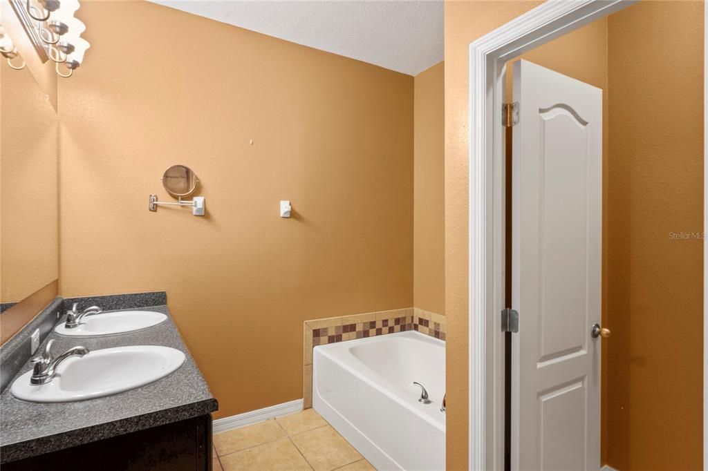 合同活跃: $310,000 (4 贝兹, 3 浴室, 2428 平方英尺)