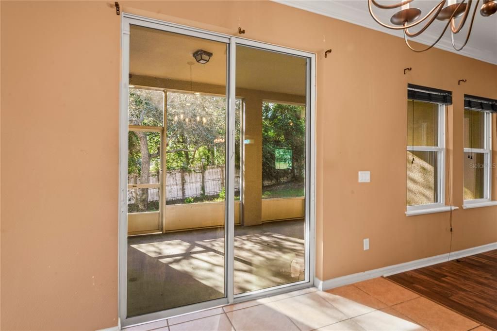 合同活跃: $310,000 (4 贝兹, 3 浴室, 2428 平方英尺)