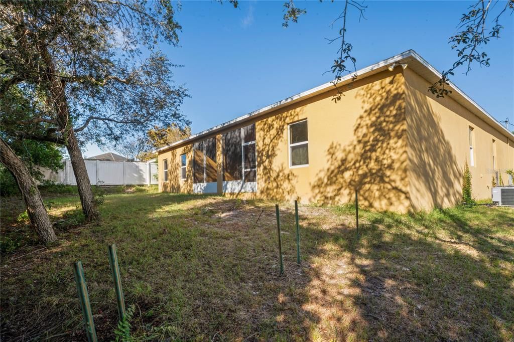 合同活跃: $310,000 (4 贝兹, 3 浴室, 2428 平方英尺)