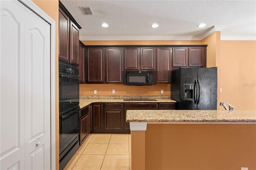 合同活跃: $310,000 (4 贝兹, 3 浴室, 2428 平方英尺)