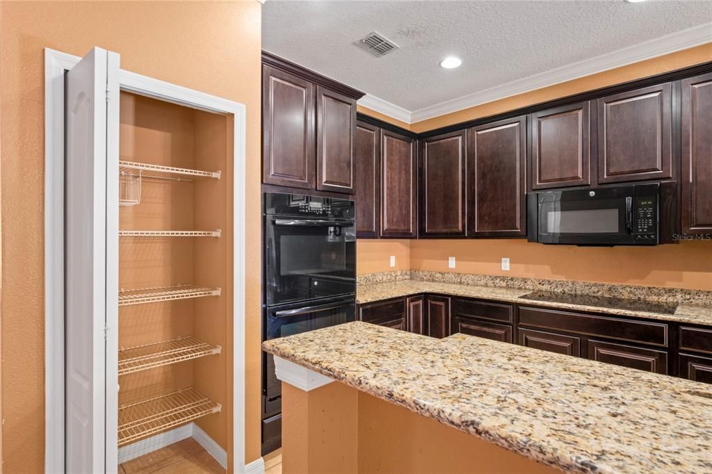 合同活跃: $310,000 (4 贝兹, 3 浴室, 2428 平方英尺)