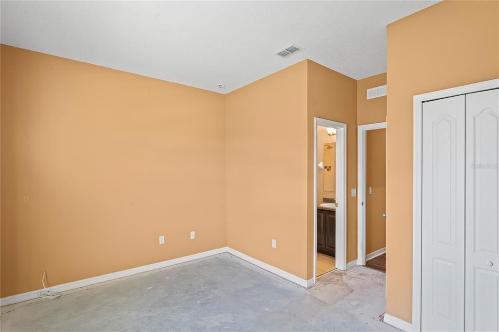 合同活跃: $310,000 (4 贝兹, 3 浴室, 2428 平方英尺)