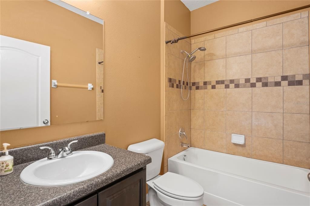 合同活跃: $310,000 (4 贝兹, 3 浴室, 2428 平方英尺)