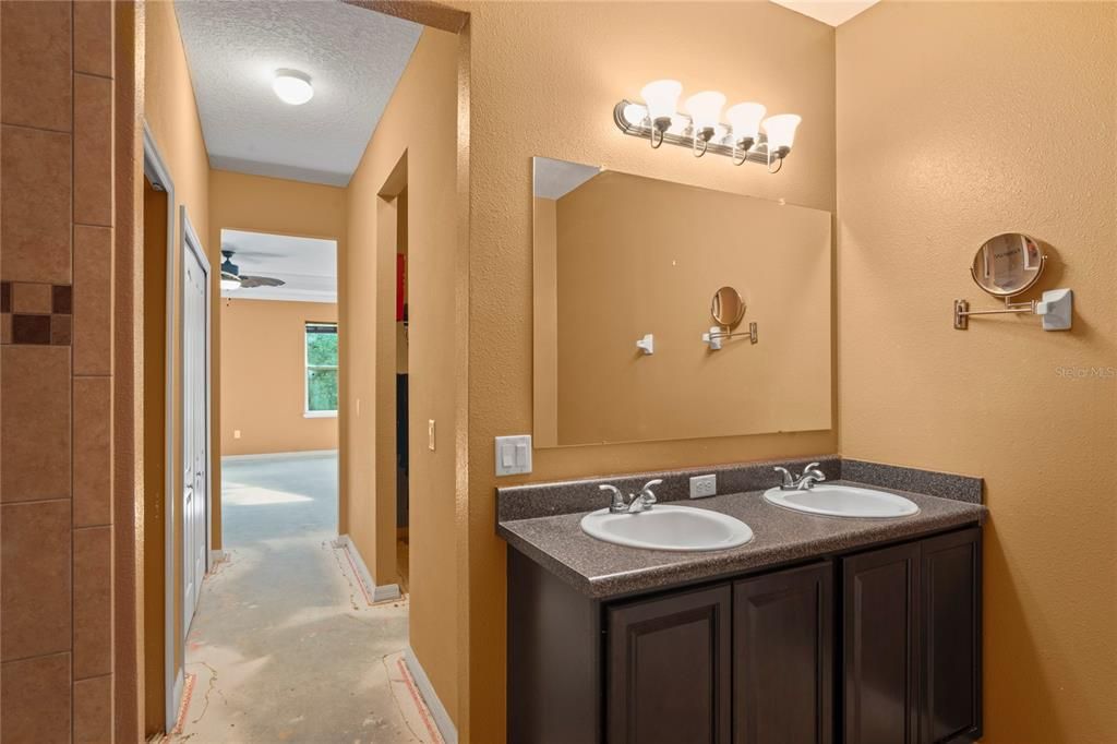 合同活跃: $310,000 (4 贝兹, 3 浴室, 2428 平方英尺)