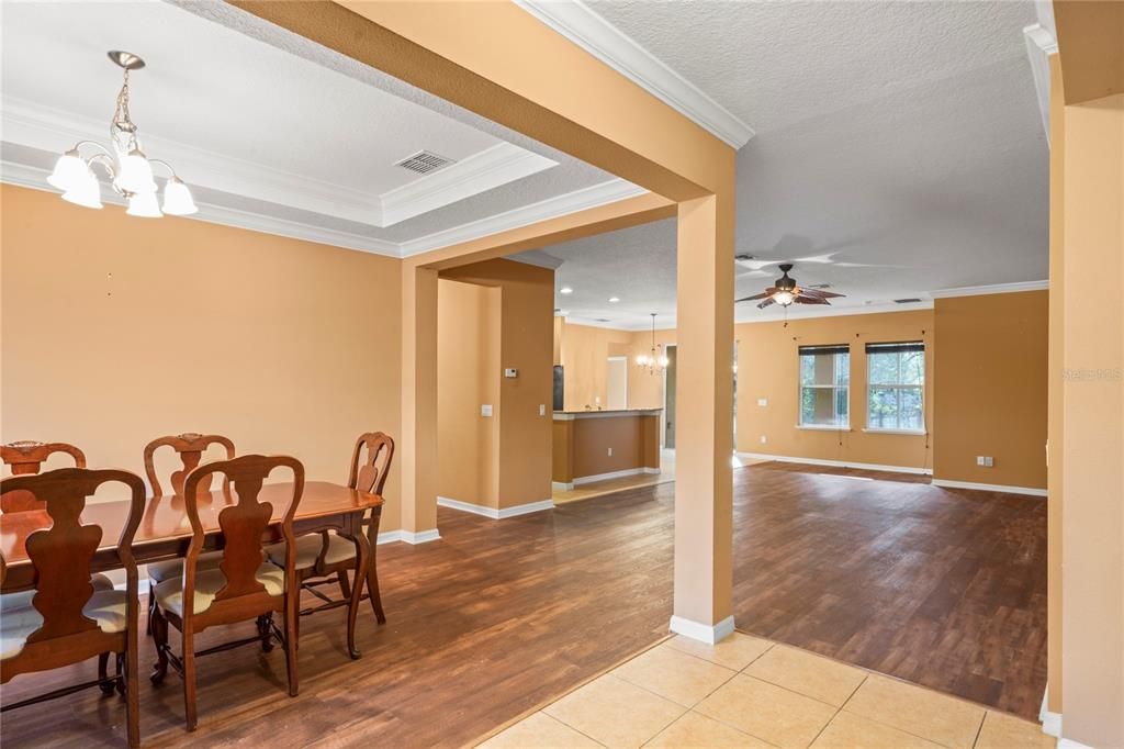 合同活跃: $310,000 (4 贝兹, 3 浴室, 2428 平方英尺)