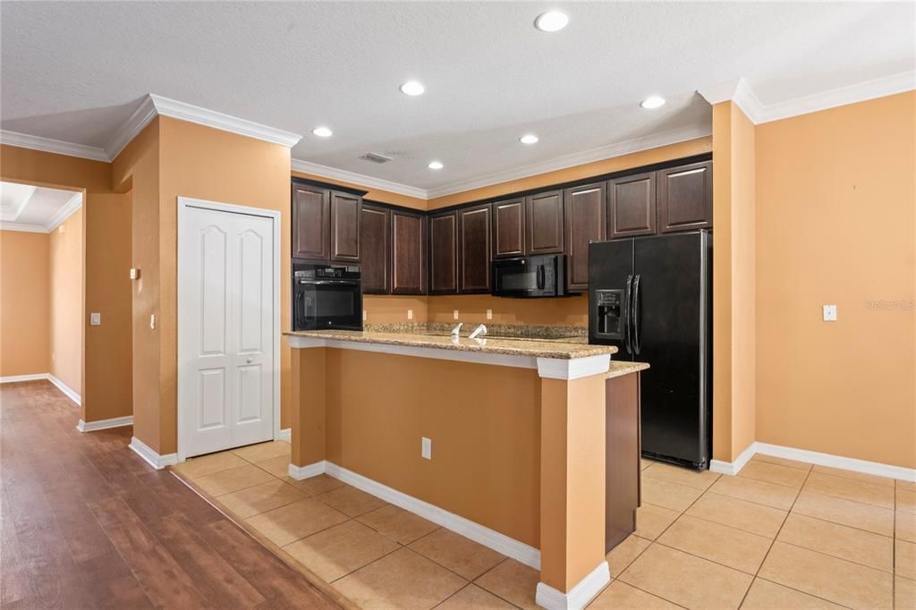 合同活跃: $310,000 (4 贝兹, 3 浴室, 2428 平方英尺)