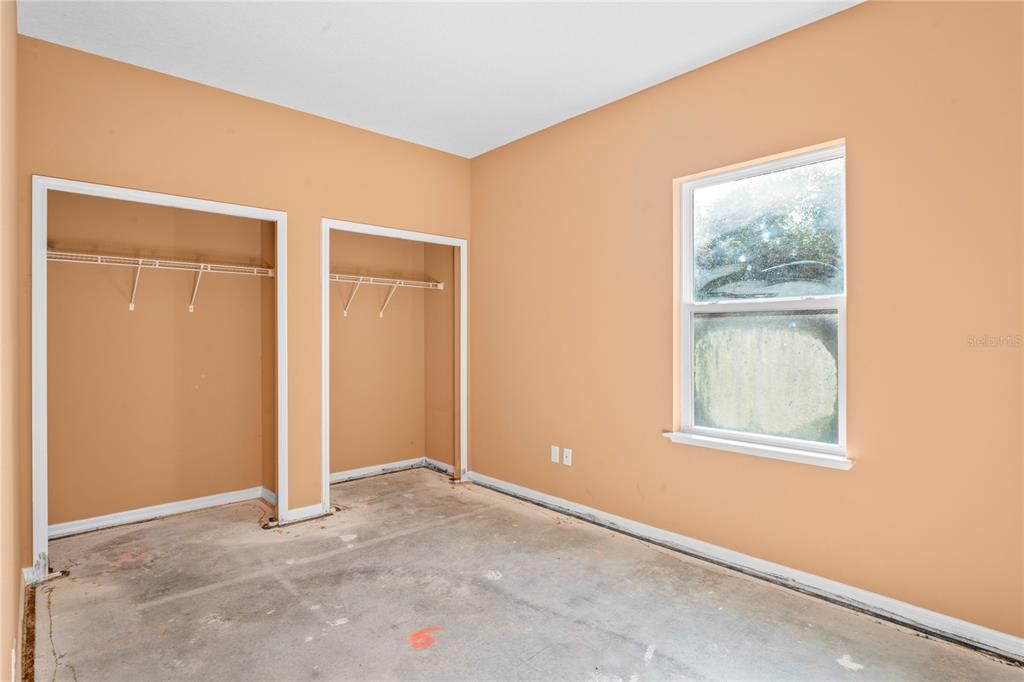 合同活跃: $310,000 (4 贝兹, 3 浴室, 2428 平方英尺)