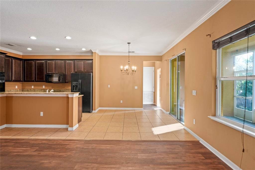 合同活跃: $310,000 (4 贝兹, 3 浴室, 2428 平方英尺)