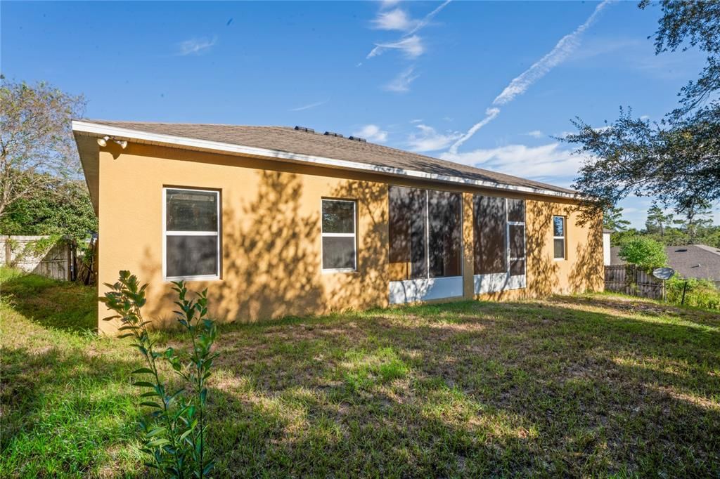 合同活跃: $310,000 (4 贝兹, 3 浴室, 2428 平方英尺)