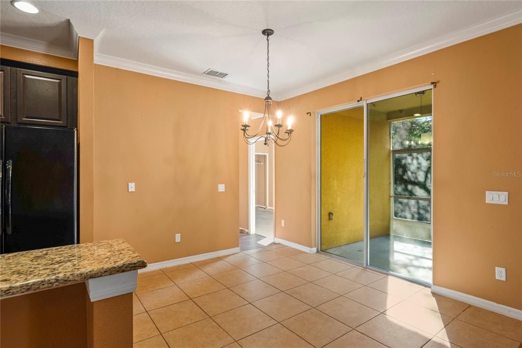 合同活跃: $310,000 (4 贝兹, 3 浴室, 2428 平方英尺)