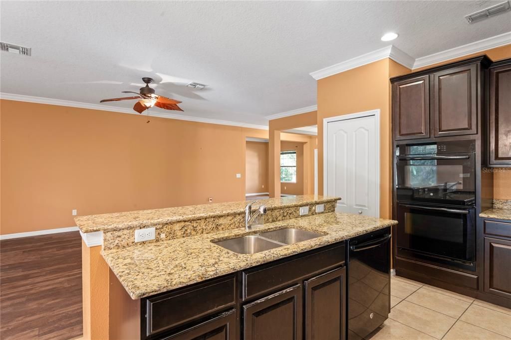 合同活跃: $310,000 (4 贝兹, 3 浴室, 2428 平方英尺)